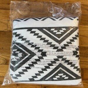 New! DSW Beach Blanket - Southwest pattern - fringe border - round 60" diameter